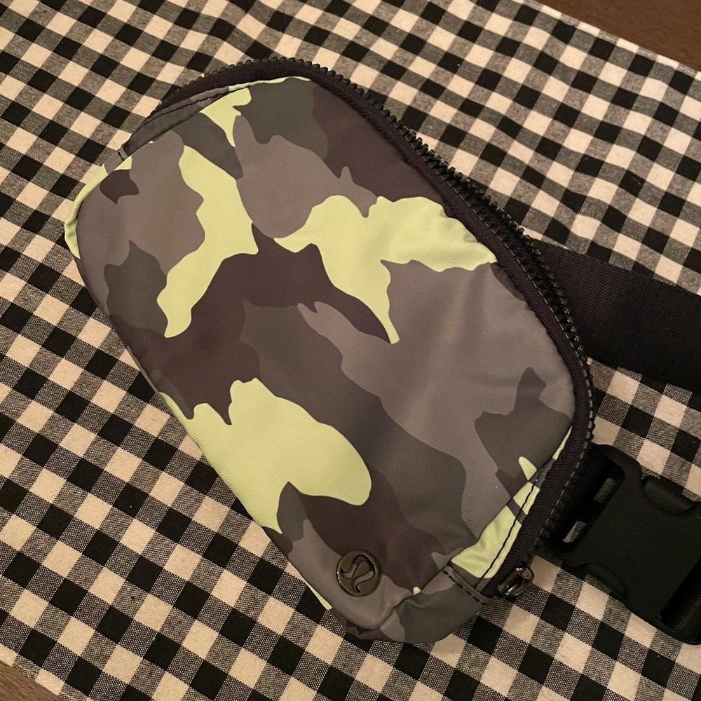 Lululemon everywhere belt bag